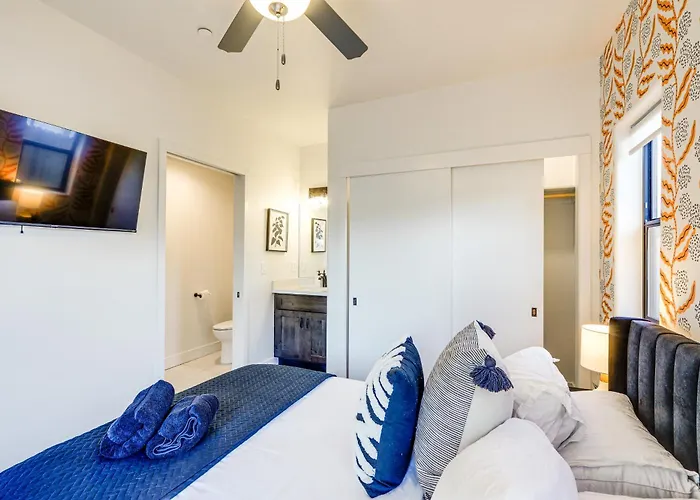 Ferienhaus Townhome Near Downtown W/ Mountain Views *