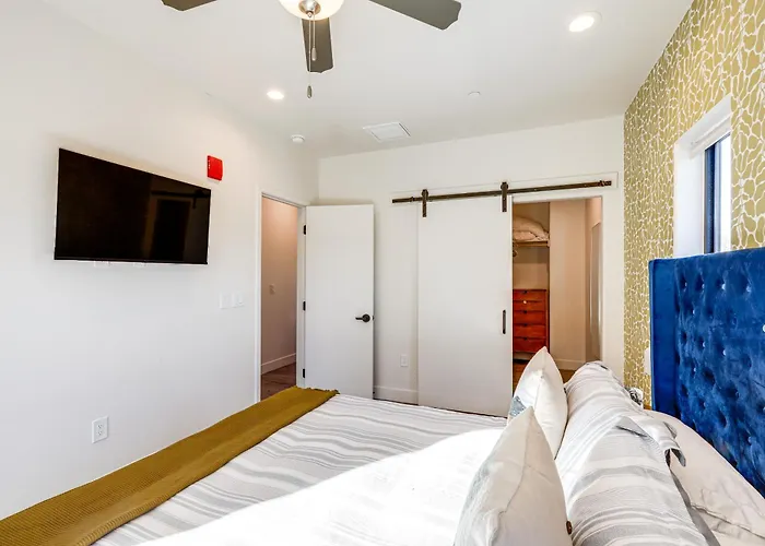 Townhome Near Downtown W/ Mountain Views