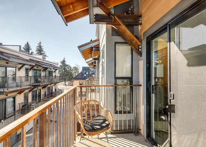 Townhome Near Downtown W/ Mountain Views *