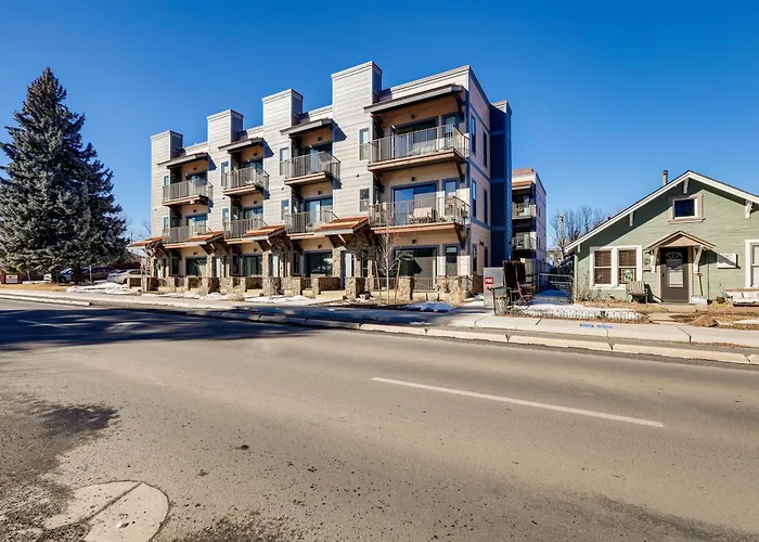 Townhome Near Downtown W/ Mountain Views
