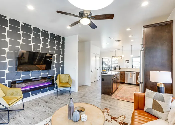 Townhome Near Downtown W/ Mountain Views