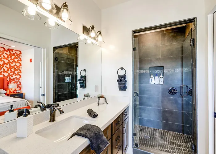 Townhome Near Downtown W/ Mountain Views *