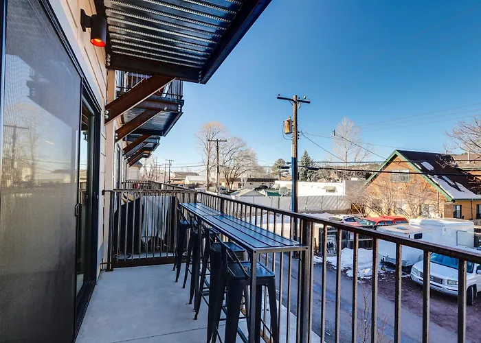 Townhome Near Downtown W/ Mountain Views