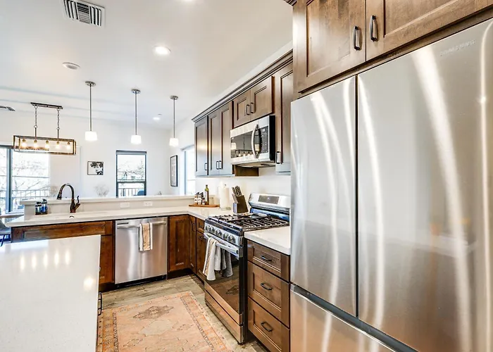 Townhome Near Downtown W/ Mountain Views *