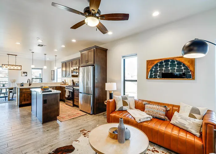 Ferienhaus Townhome Near Downtown W/ Mountain Views *