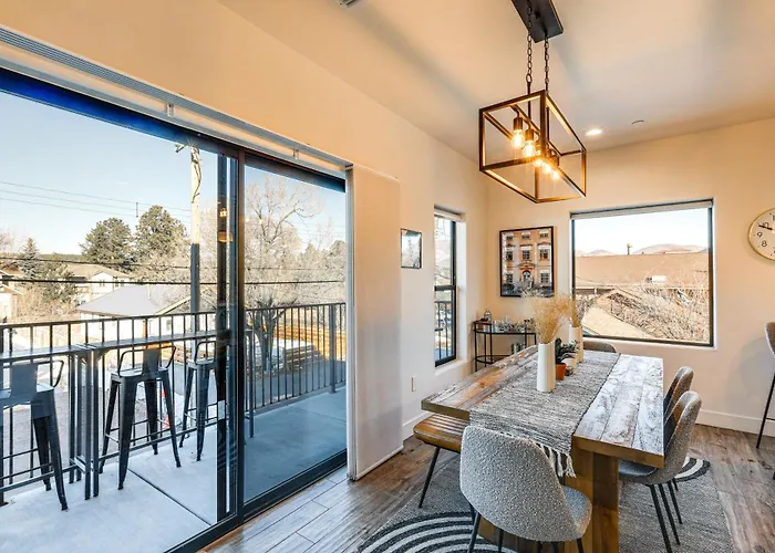 Townhome Near Downtown W/ Mountain Views