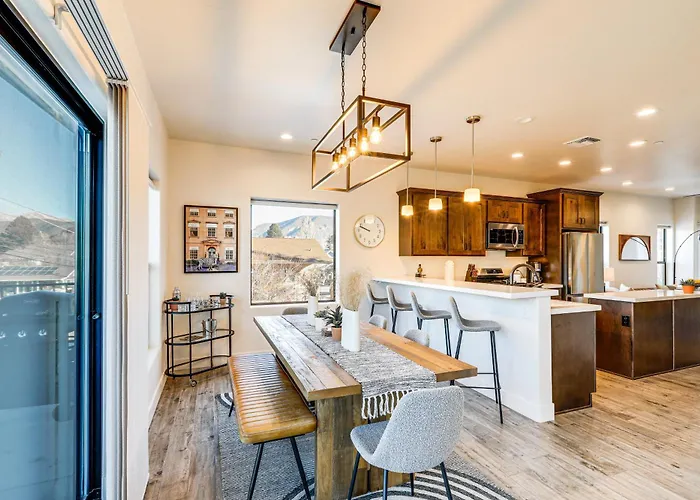 Ferienhaus Townhome Near Downtown W/ Mountain Views *